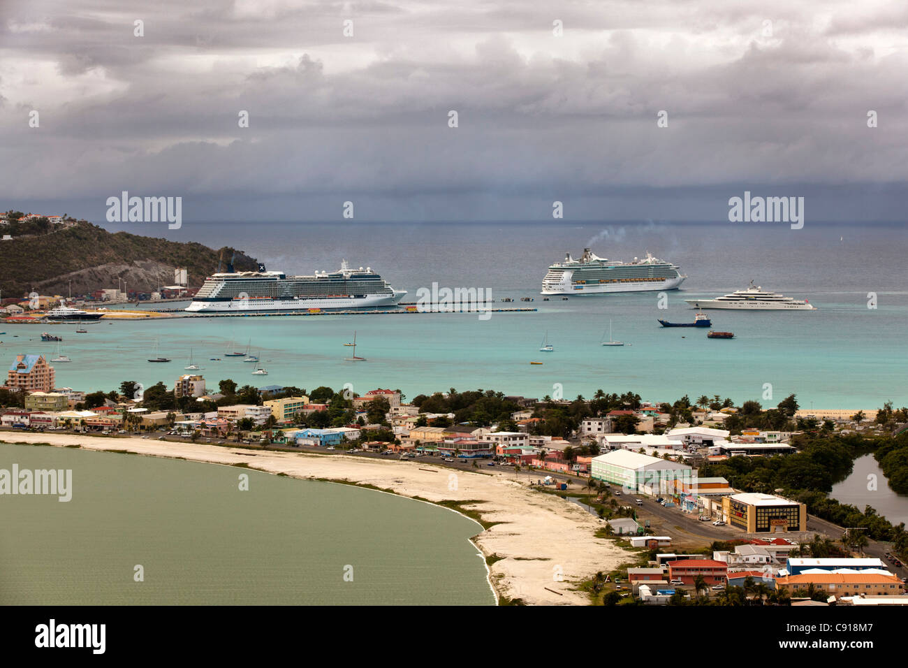 Sint Maarten, Karibik-Insel, Philipsburg. Kreuzfahrtschiffe in Passagiere in Great Bay terminal festgemacht. Stockfoto