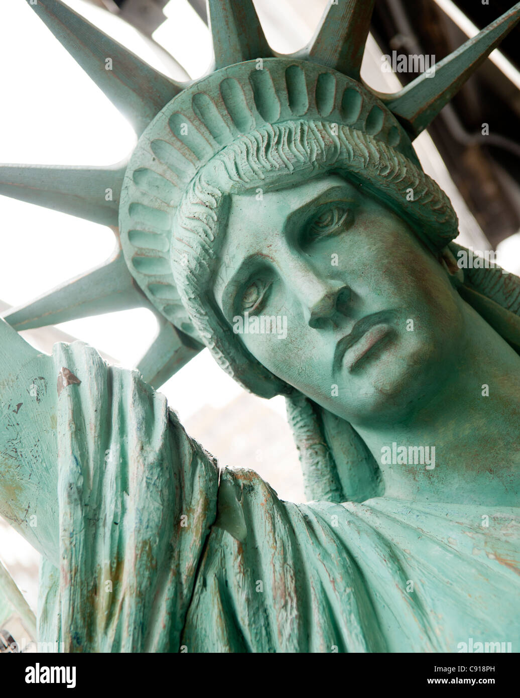 Die Statue of Liberty ist einer der nachhaltigsten Ikonen New York. Modelle wie diese sind sichtbar in vielen Geschäften und Stockfoto