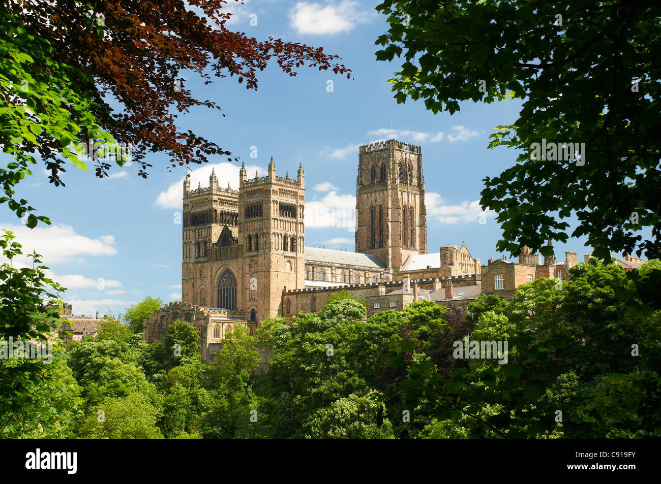 Kathedrale von Durham ist auf einem Hügel mit Blick auf die Ufer des Flusses Wear. Die Kathedrale und das Schloss wurden entwickelt auf einer Stockfoto
