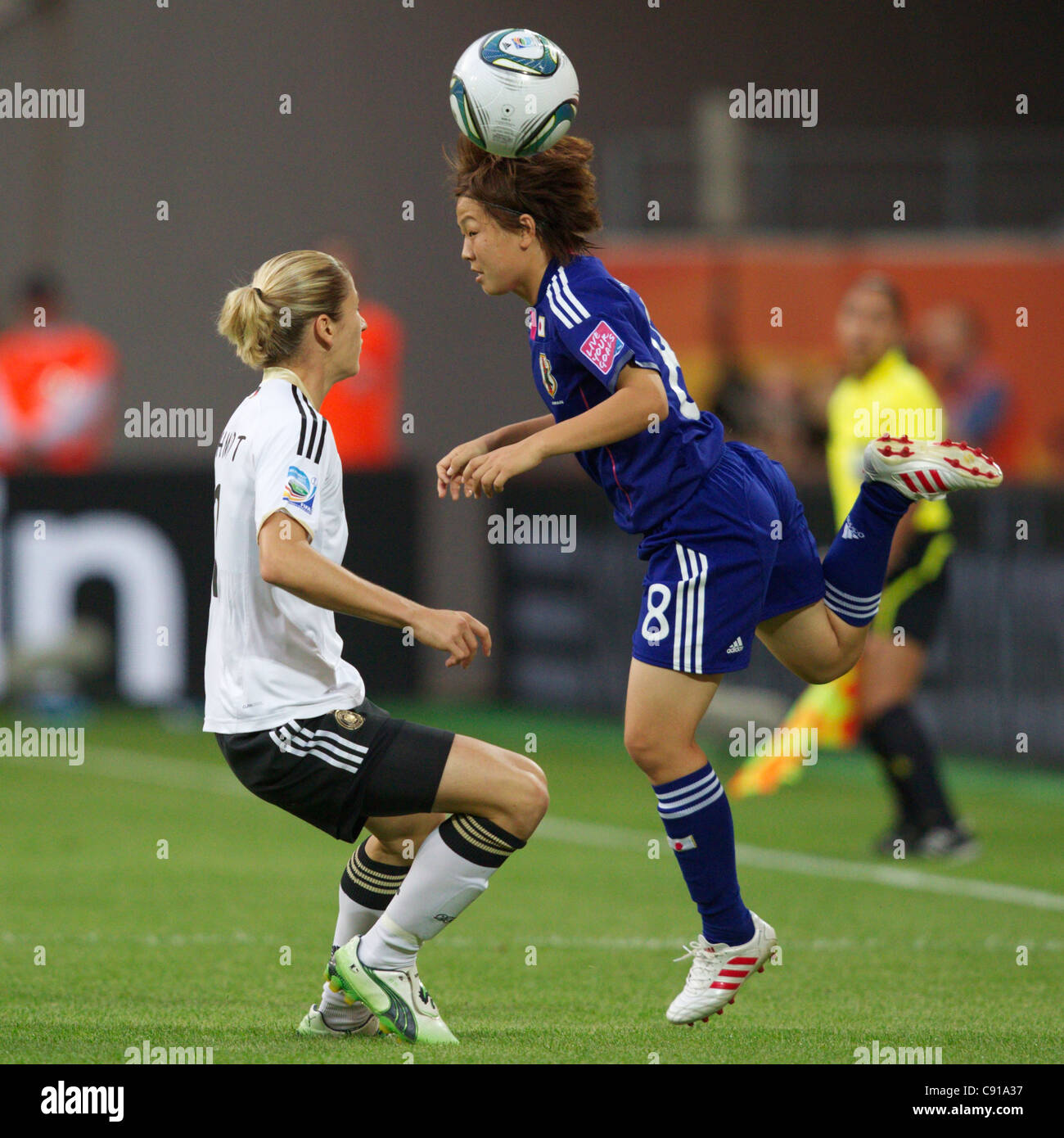Aya Miyama von Japan (R) gewinnt den Ball gegen Bianca Schmidt von