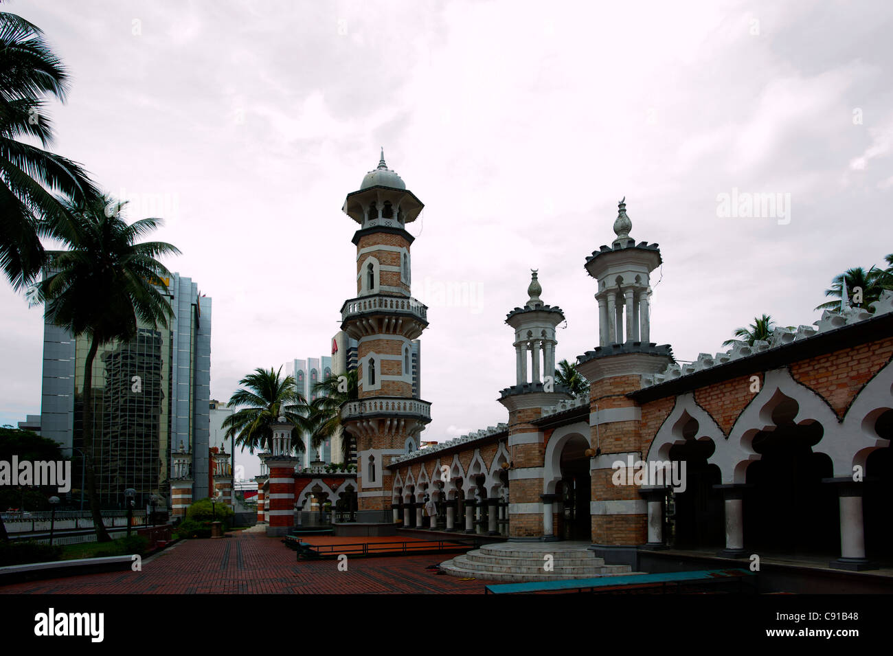 Masjid Jamek Moschee unter bewölktem Himmel, Kuala Lumpur, Malaysia, Asien Stockfoto