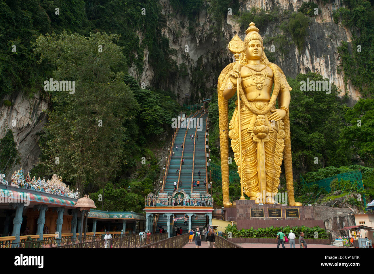 Goldene Statue von Murugan vor Batu-Höhlen, nördlich von Kuala Lumpur, Malaysia, Asien Stockfoto