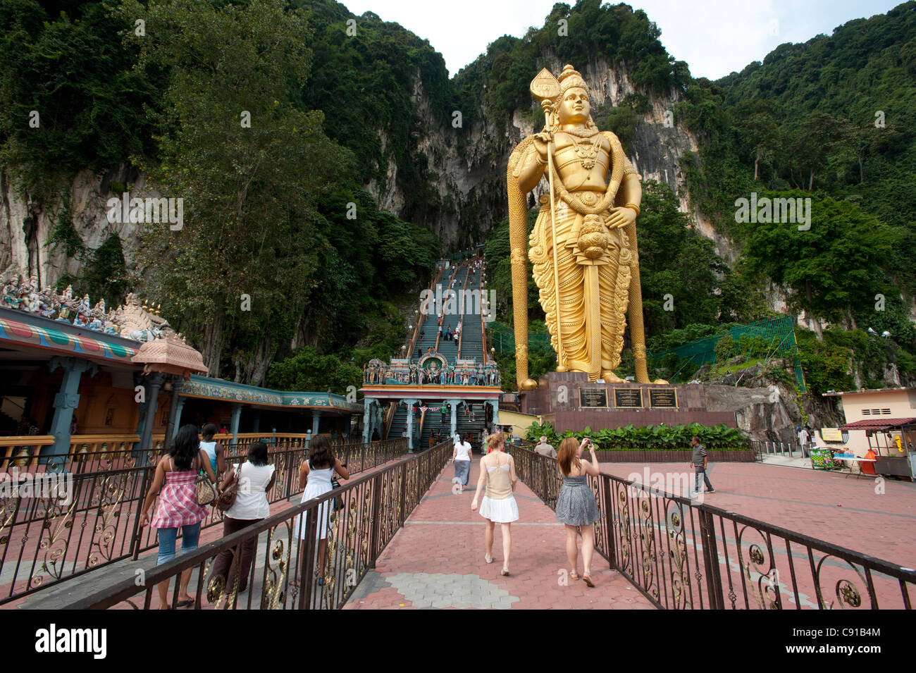 Goldene Statue von Murugan vor Batu-Höhlen, nördlich von Kuala Lumpur, Malaysia, Asien Stockfoto