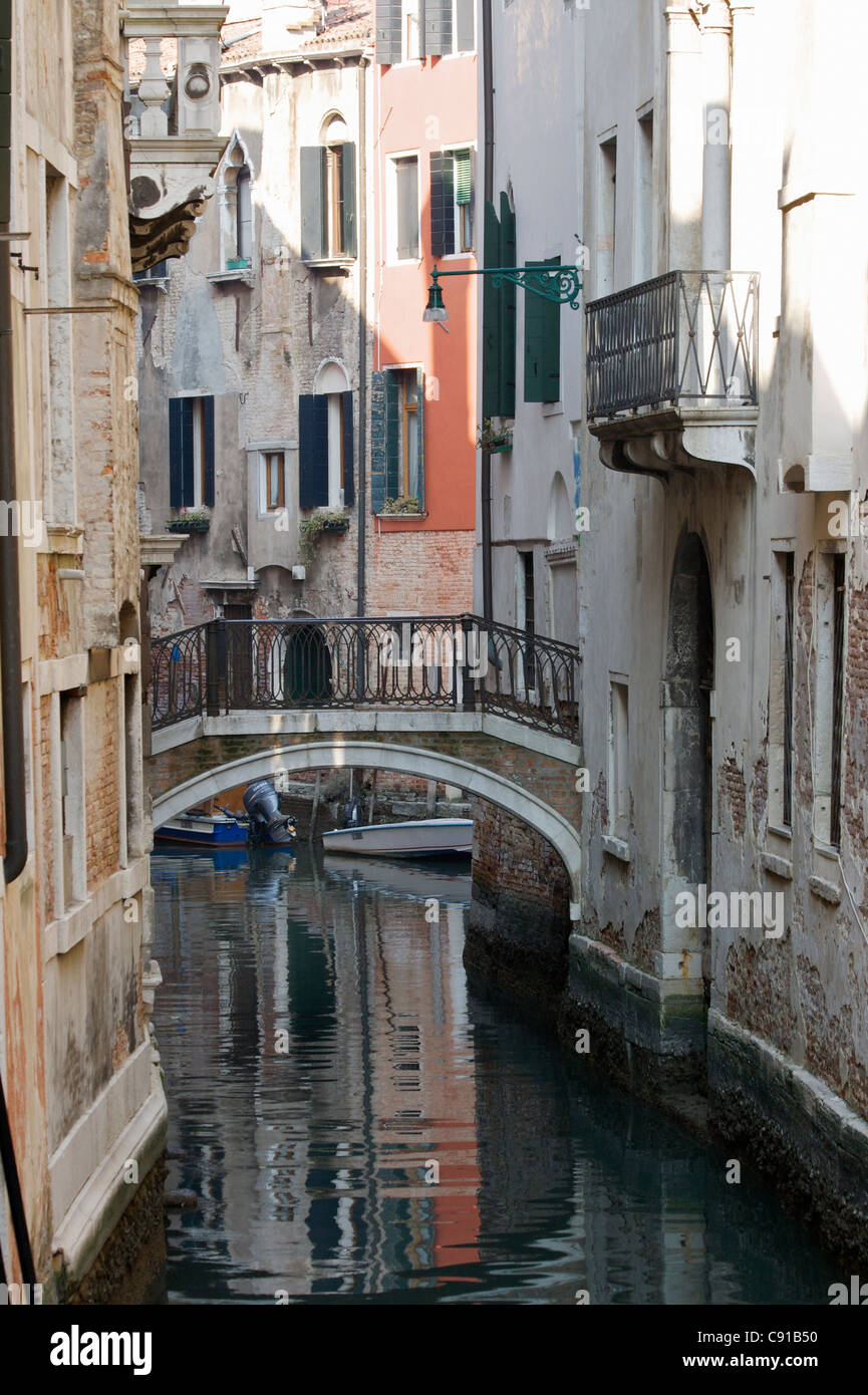 Ruhigen venezianischen Seitenkanal im Stadtteil San Polo mit ankern Boote. Veneto, Italien. Stockfoto