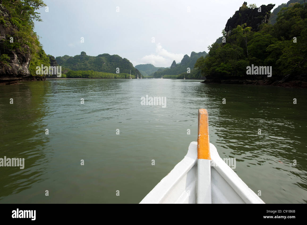 Boot auf einem See im Kelim Geoforest Park im Nordosten der Insel Lankawi, Malaysia, Asien Stockfoto