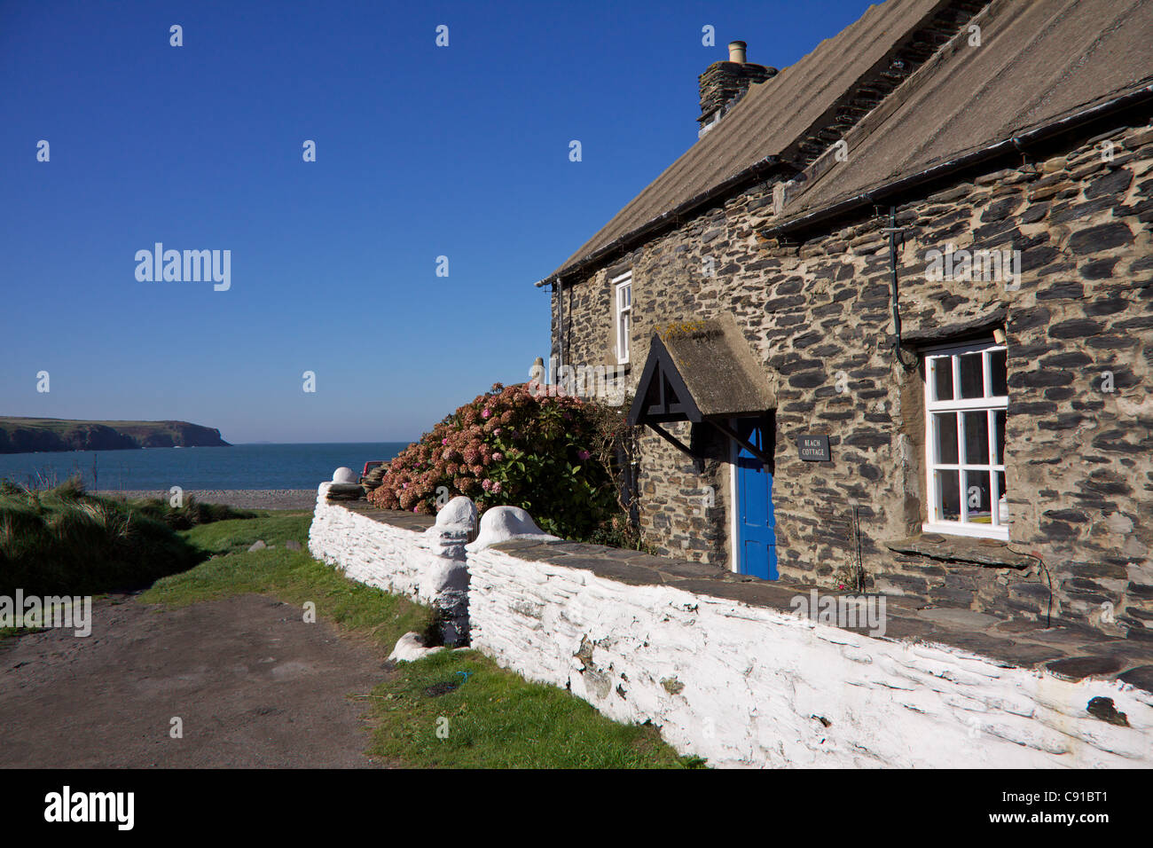 Es gibt historische Klippe Hütten auf der Landzunge über dem Abereiddy Strand aus dem 18. Jahrhundert. Eine war eine Bäckerei und Stockfoto