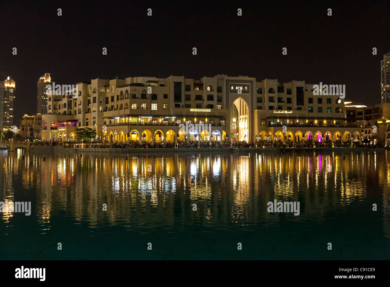 Souk Al Bahar in Dubai bei Nacht Stockfoto