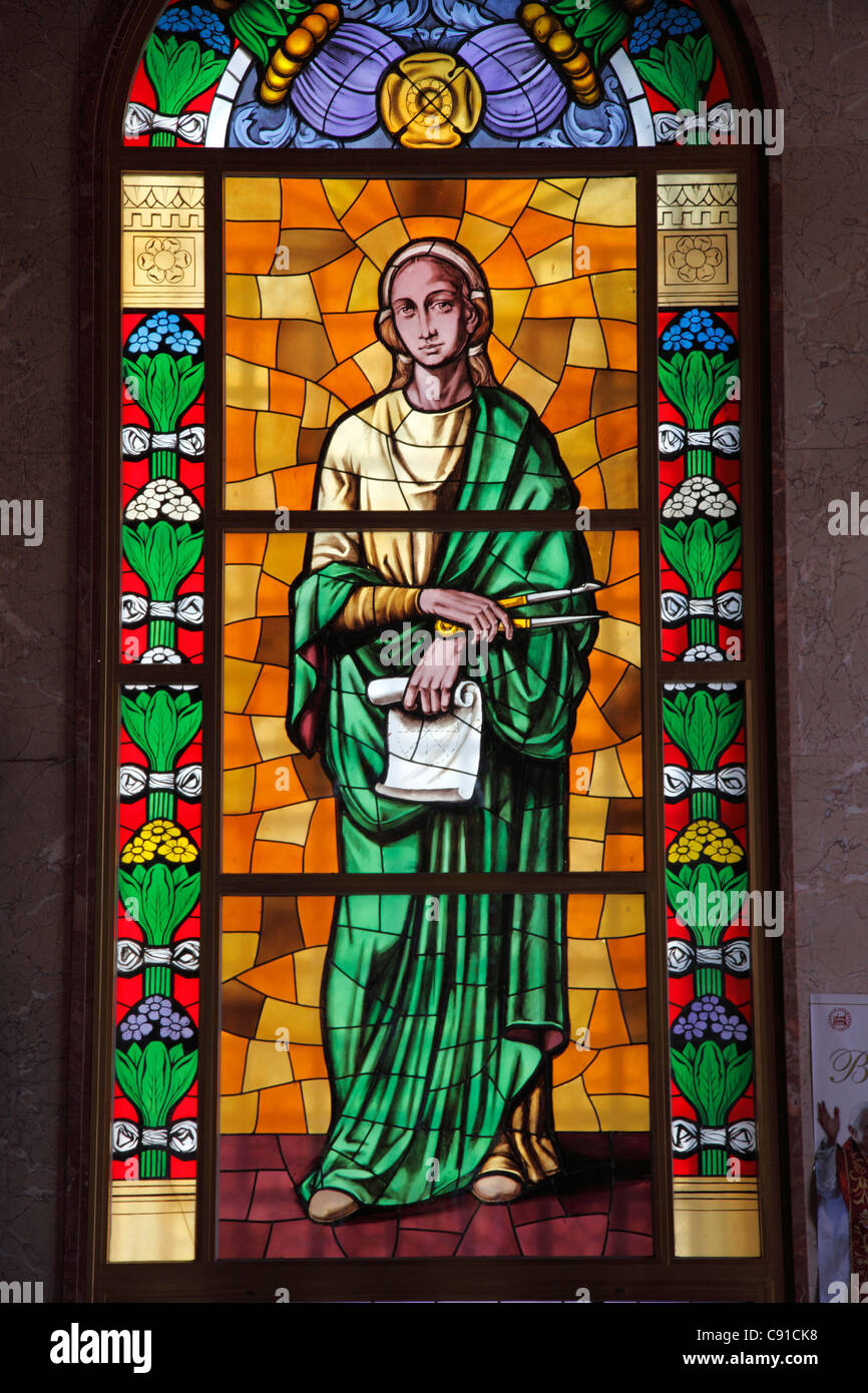 Die Kirche der schwarzen Madonna hat helle, lebendige Glasfenster und ist ein Ort der Wallfahrt und Schrein der schwarzen Stockfoto