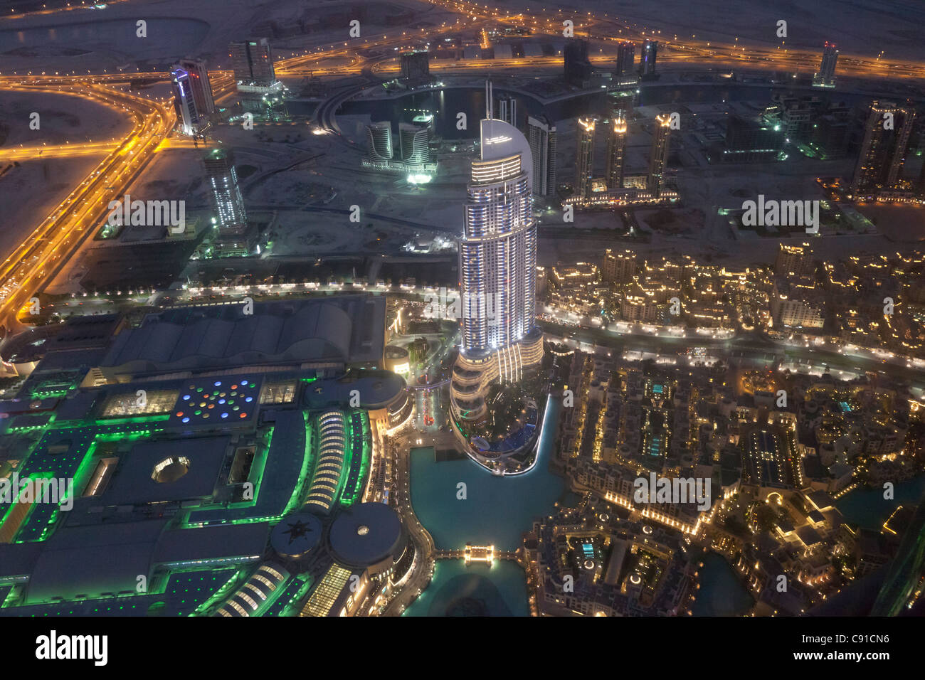 Luftaufnahme von The Address Downtown Dubai in Dubai bei Nacht Stockfoto