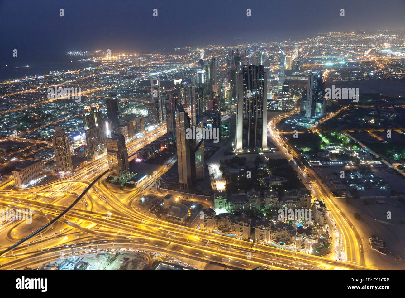 Luftaufnahme von einem Autobahnanschluss in Dubai bei Nacht Stockfoto