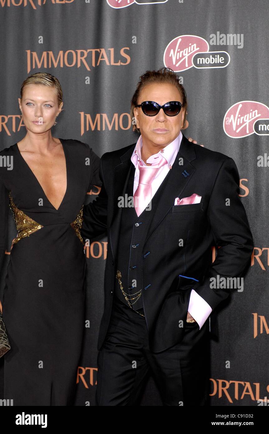 Anastassija Makarenko, Mickey Rourke im Ankunftsbereich für unsterbliche Premiere, Nokia Theatre L.A. Live, Los Angeles, CA 7. November 2011. Foto von: Michael Germana/Everett Collection Stockfoto
