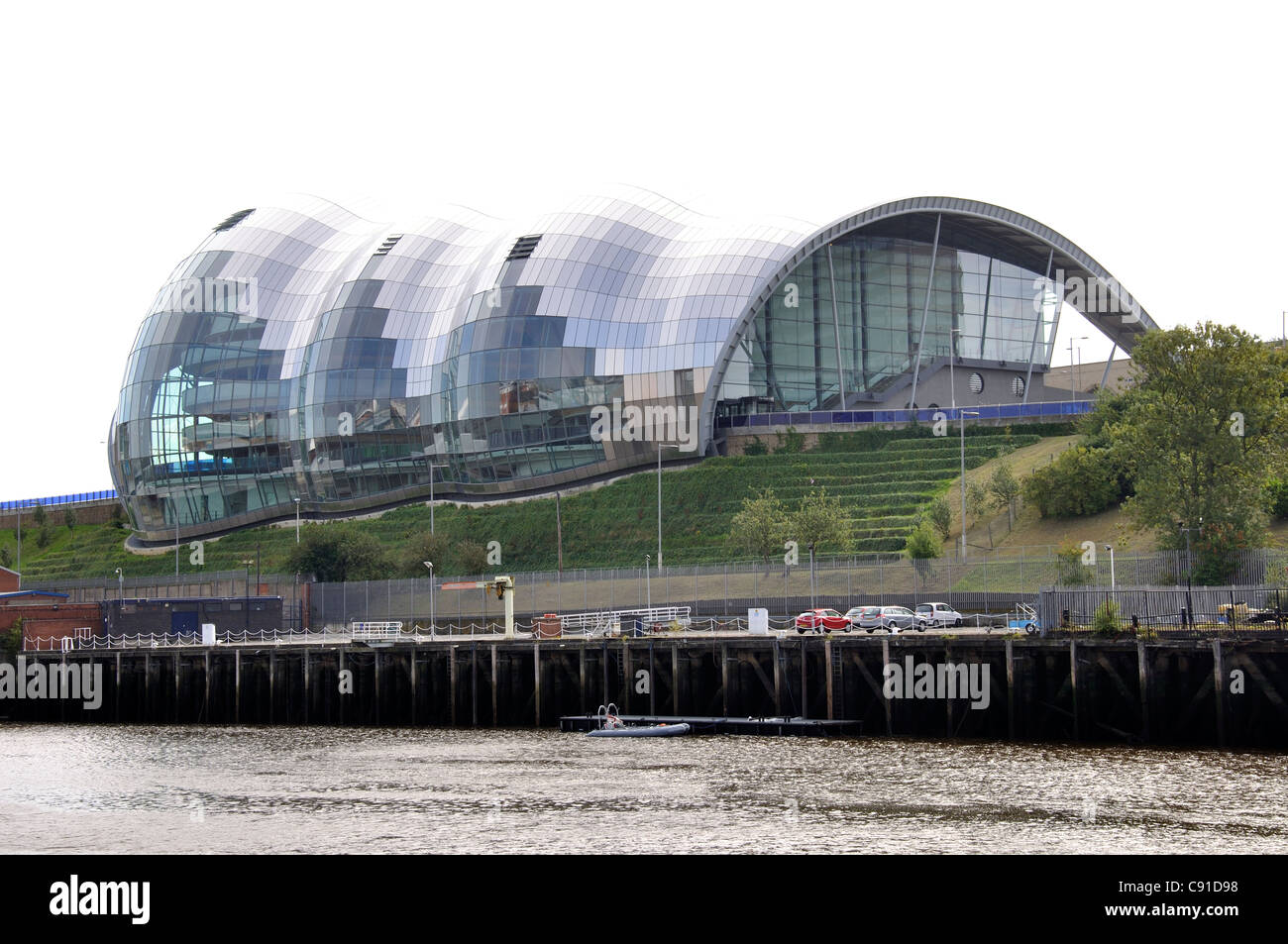Die Salbei Concert Hall ist ein modernes Gebäude entlang der regenerierten Uferpromenade in der Nähe von zwei großen Tyne-Brücken über die Stockfoto