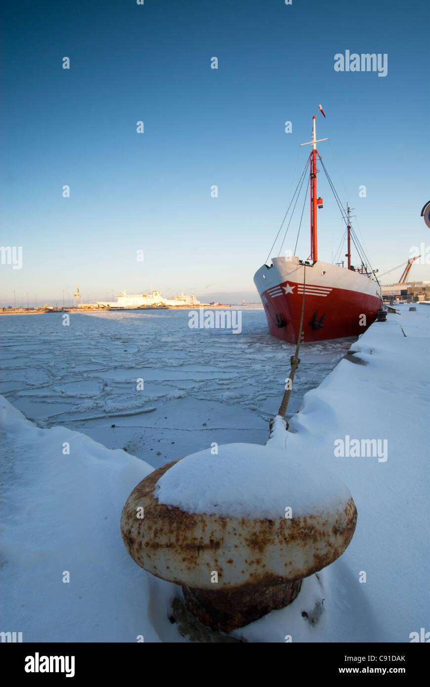 Das Meer im Hafen von Århus friert oft während des Winters, trapping Versand. Stockfoto