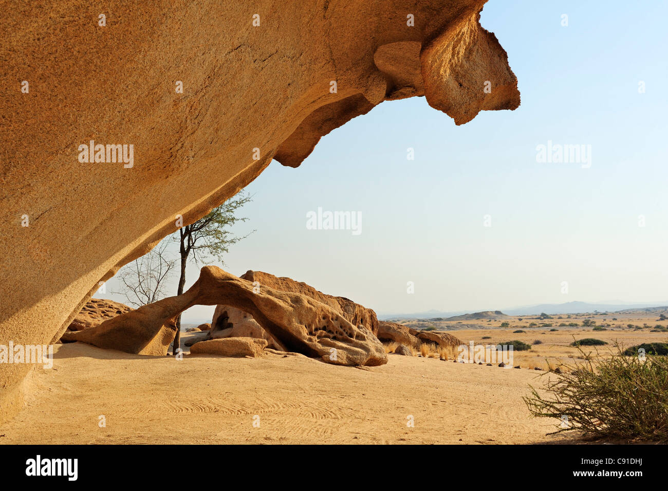 Rock-Überhang und Rock arch, Namib-Wüste Namib, Namibia Stockfoto