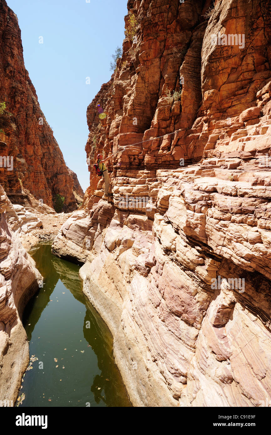 Frau Kreuzung Canyon mit Waterpool an Kette, Olive Trail, Naukluftberge, Namib Naucluft Nationalpark, Namibia Stockfoto