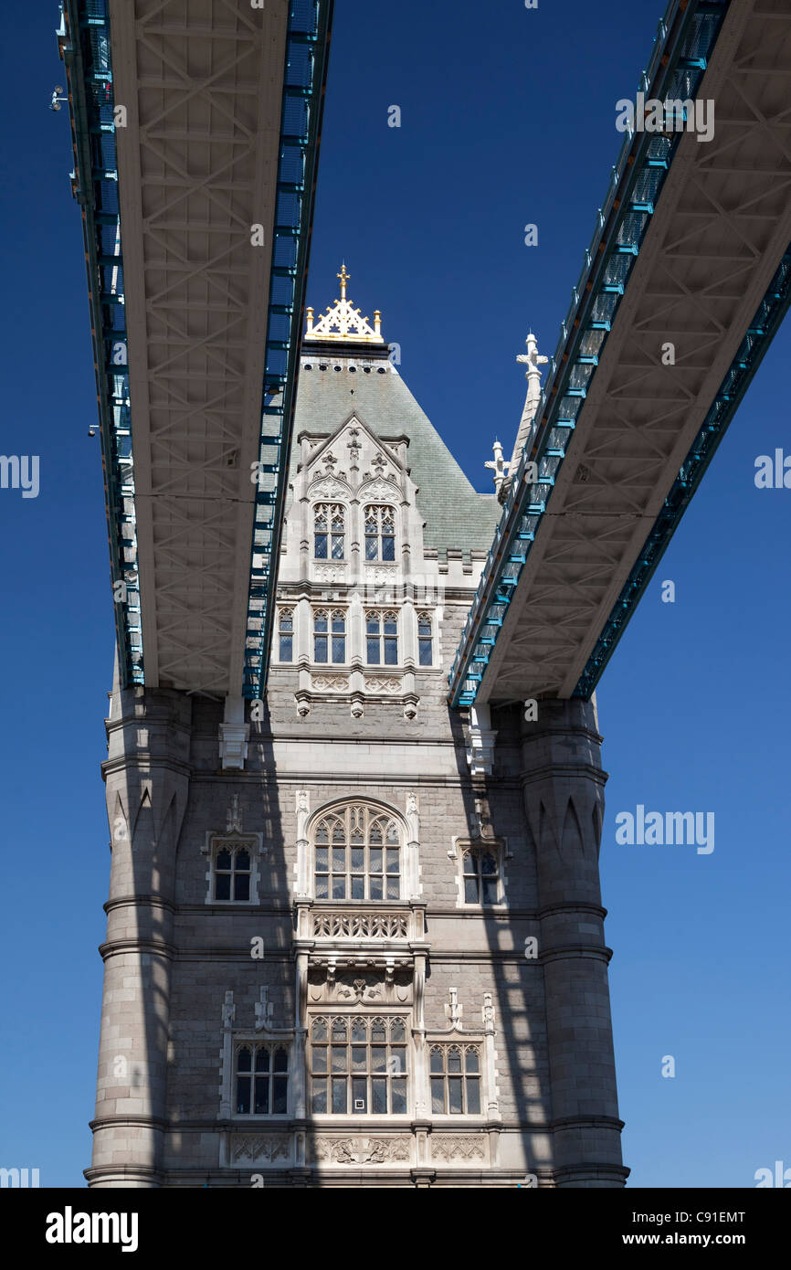 Tower Bridge während Herbst Hitzewelle 4 Stockfoto