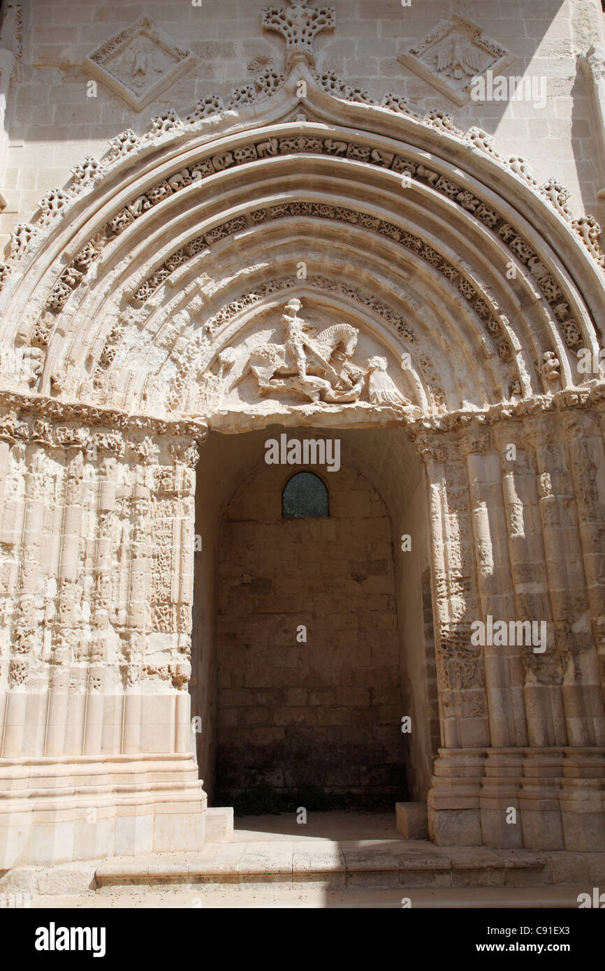San Giorgio Vecchio hat eine Re-Entrant Fassade mit einem bemerkenswerten gotisch-katalanische Portal mit ein Hochrelief auf die Darstellung von lunetta Stockfoto