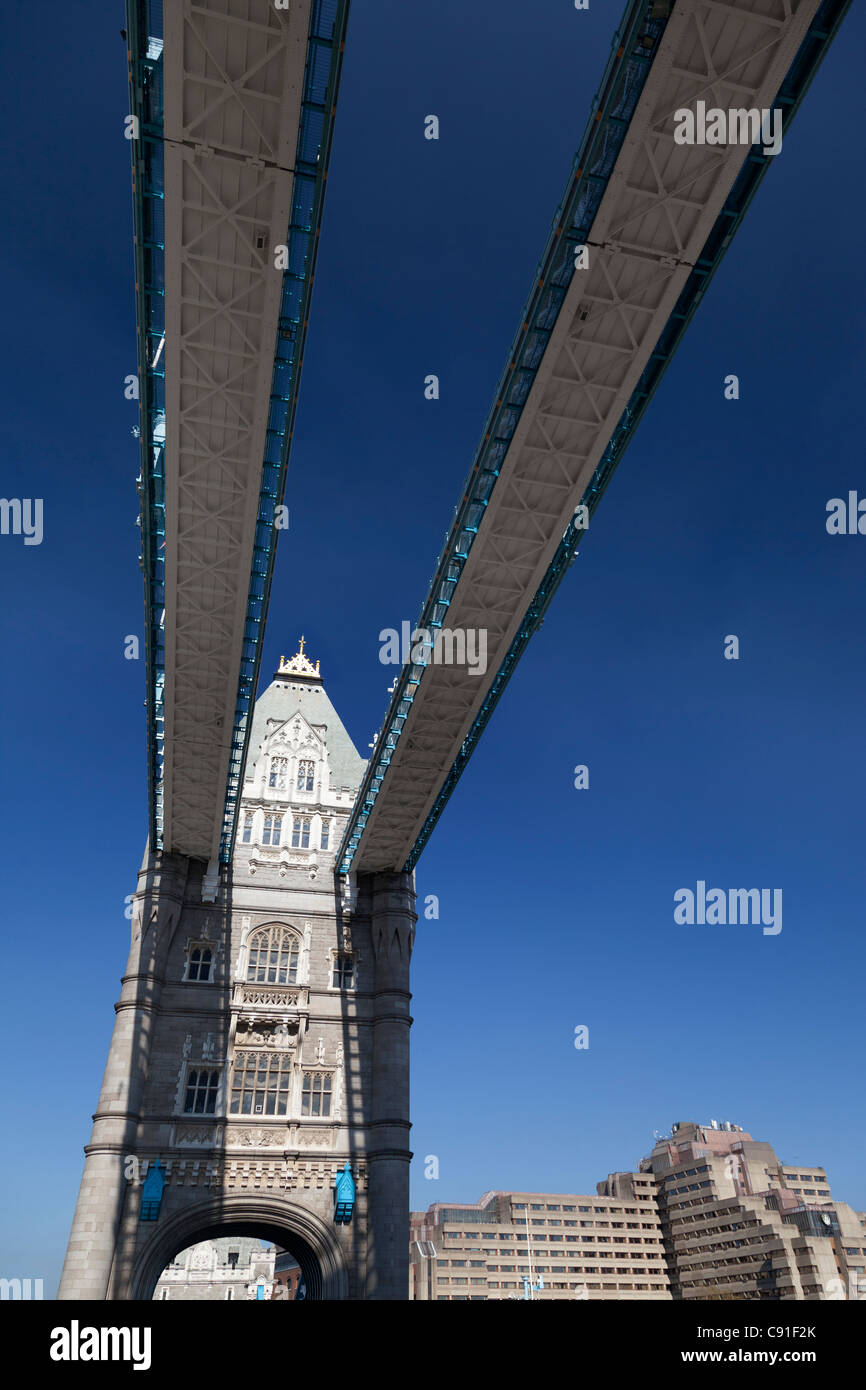 Tower Bridge während Herbst Hitzewelle Stockfoto