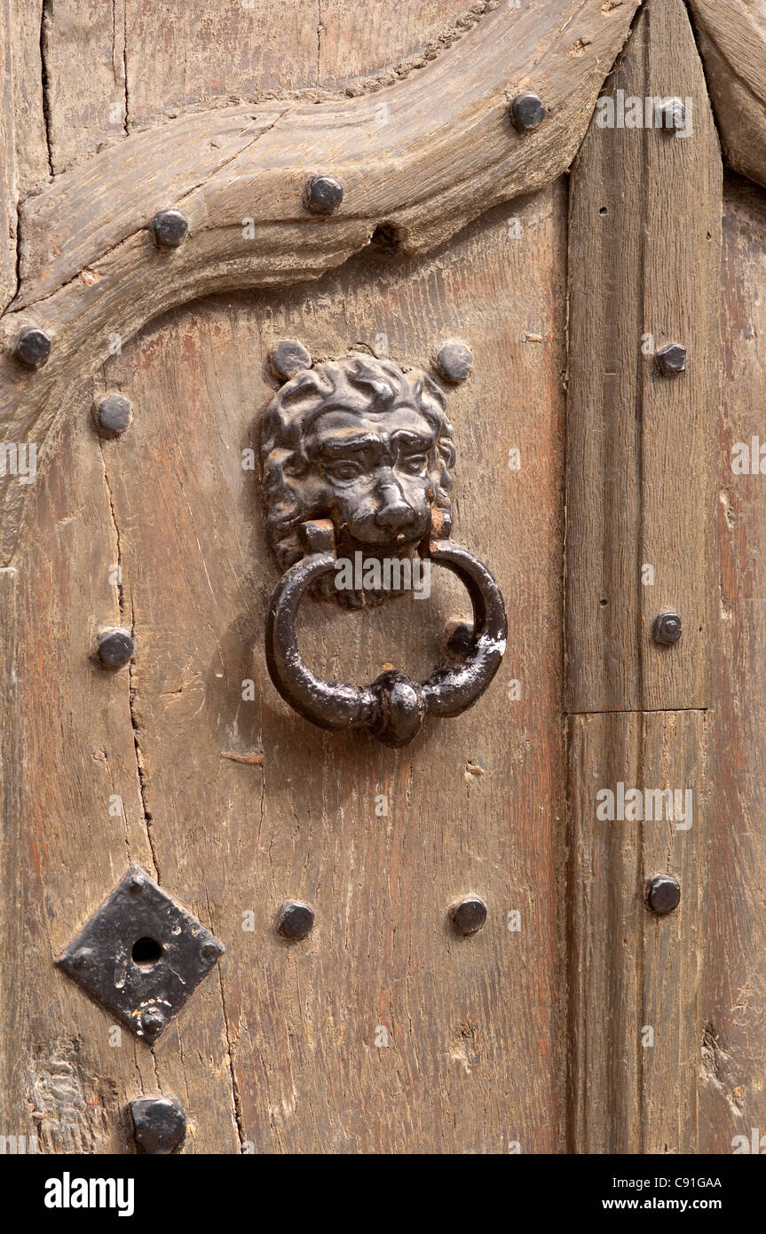 Oxford ist Heimat für viele aufwändige und komplizierte Türen mit schönen Details und historische Handwerkskunst. Stockfoto