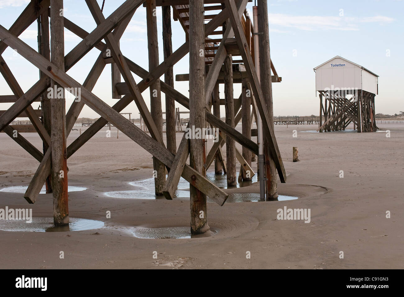 Gebäude auf Stelzen, Strand bei Ebbe, St. Peter-Ording, Schleswig-Holstein, Nordseeküste, Deutschland Stockfoto