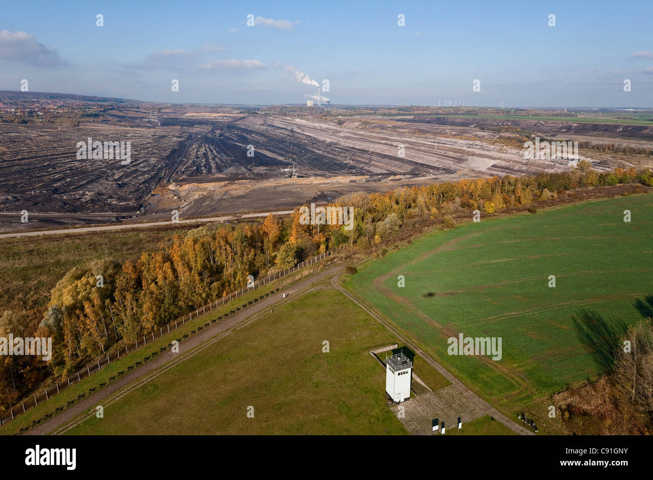 Luftaufnahme des ehemaligen DDR-Wachturm an der ehemaligen Grenze und Braunkohlenbergbau, Schöningen, Niedersachsen, Deutschland Stockfoto