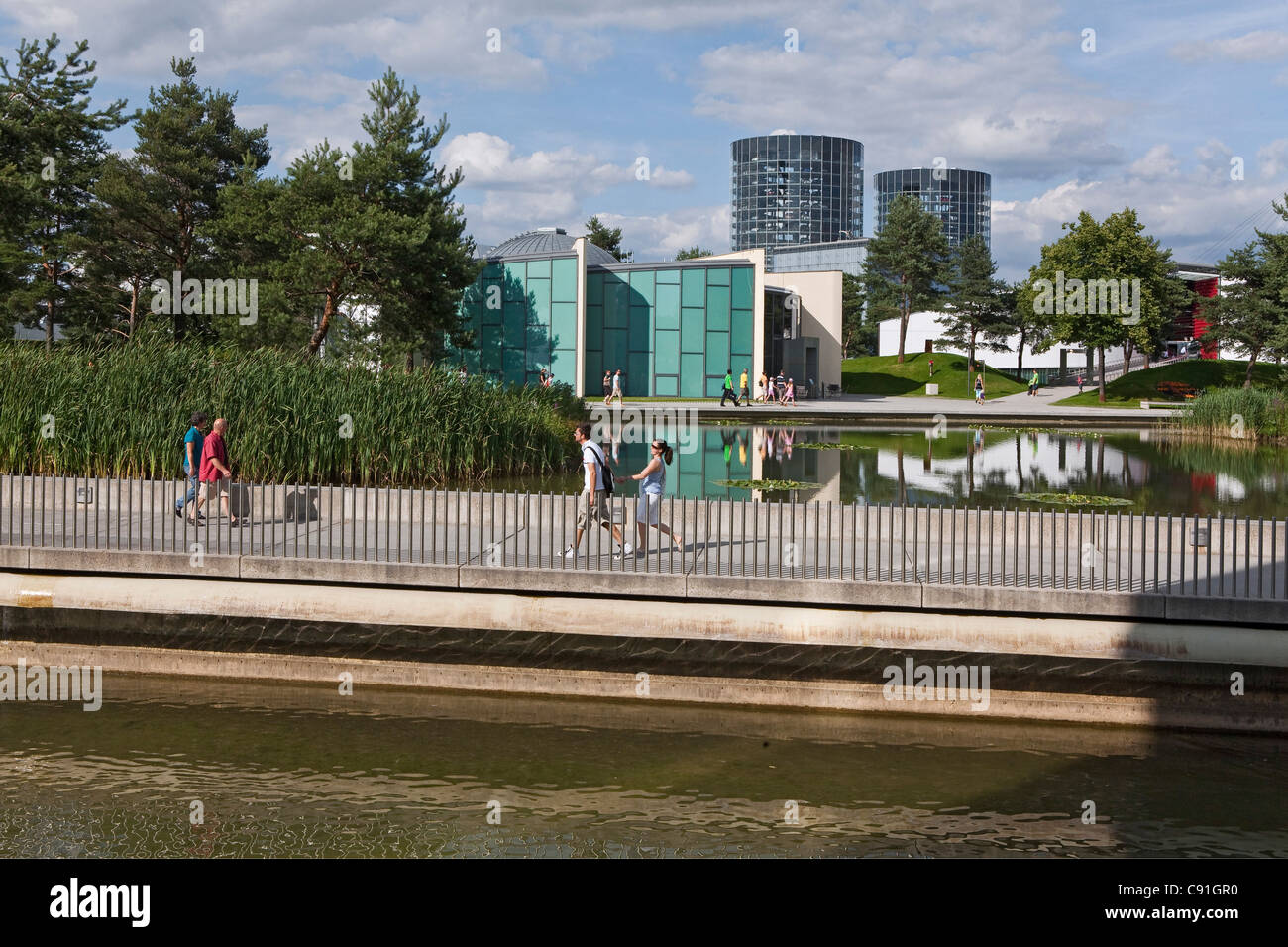 Besucher, die zu Fuß in den Park in der Volkswagen Autostadt, Wolfsburg, Niedersachsen, Deutschland Stockfoto