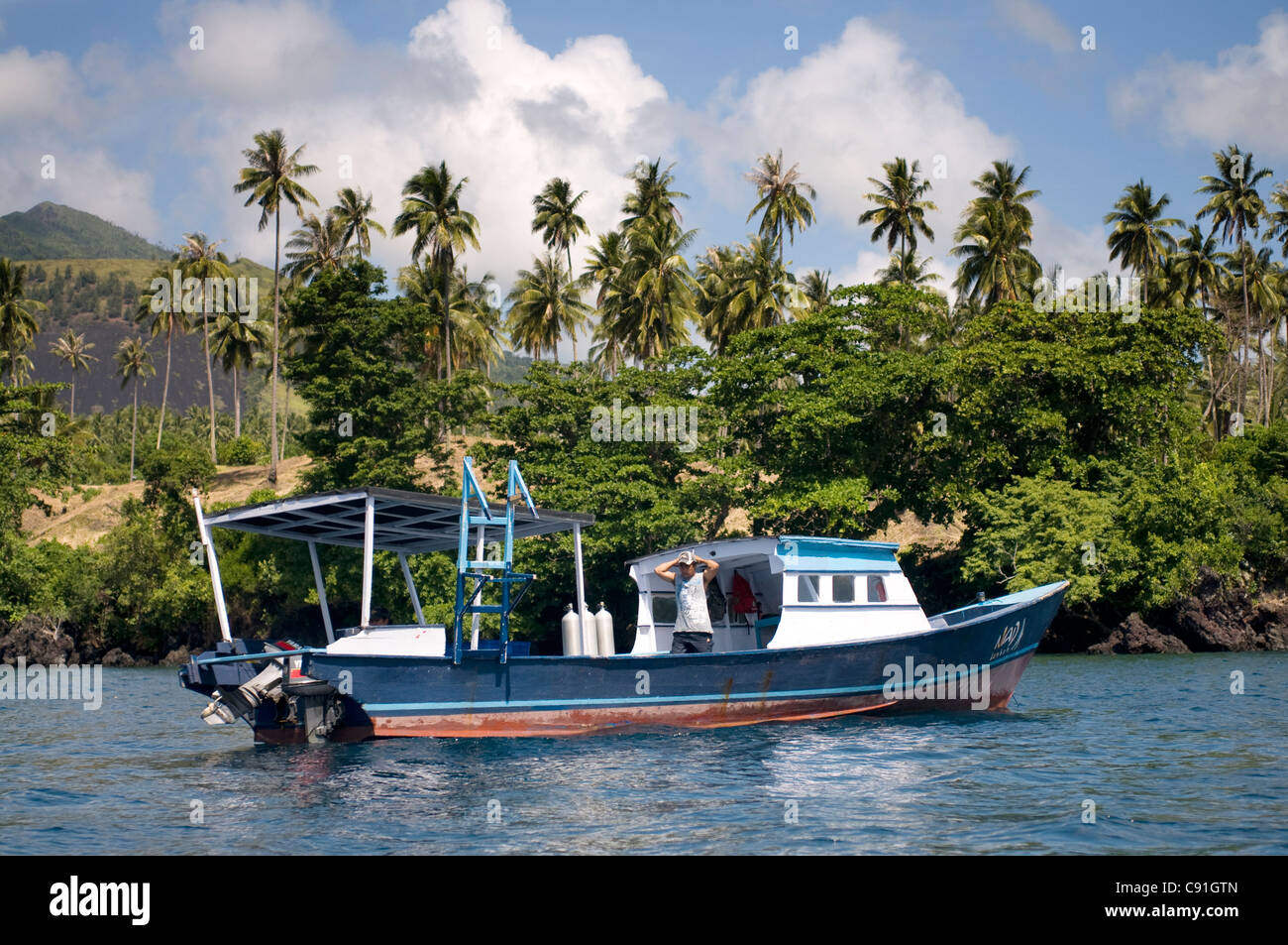 Tauchboot am Hairball II Tauchplatz, Festland gegenüber Lembeh Island, Lembeh Straits, in der Nähe von Bitung, Sulawesi, Indonesien, Asien Stockfoto