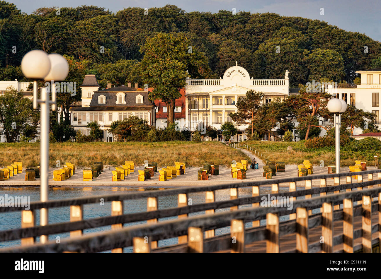 Blick in eine Mole und Villen am Strand, Ostsee resort Binz, Rügen, Mecklenburg-Western Pomerania, Deutschland, Europa Stockfoto