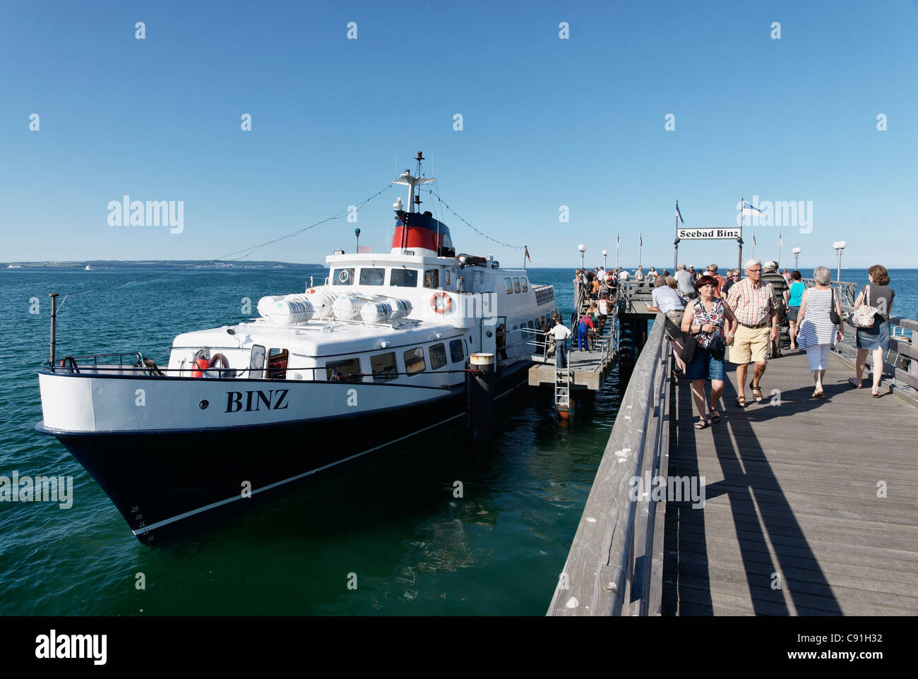 Menschen und Schiff am Pier, Ostsee resort Binz, Rügen, Mecklenburg-Western Pomerania, Deutschland, Europa Stockfoto