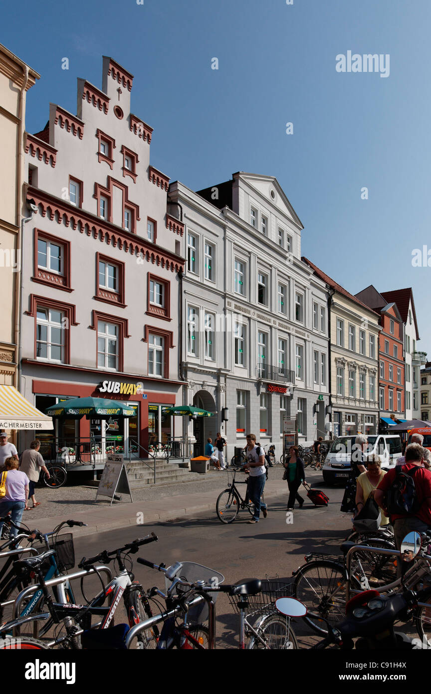 Menschen und Gebäuden in der Sonne, neuer Markt, hanseatische Stadt Stralsund, Mecklenburg-Western Pomerania, Deutschland, Europa Stockfoto