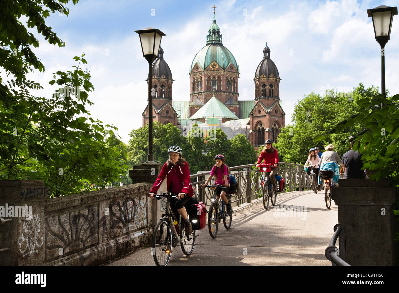 Radfahrer vorbei Kabelsteg zu überbrücken, St. Lukas Kirche im Hintergrund, Isar Cycle Route, München, Oberbayern, Deutschland Stockfoto