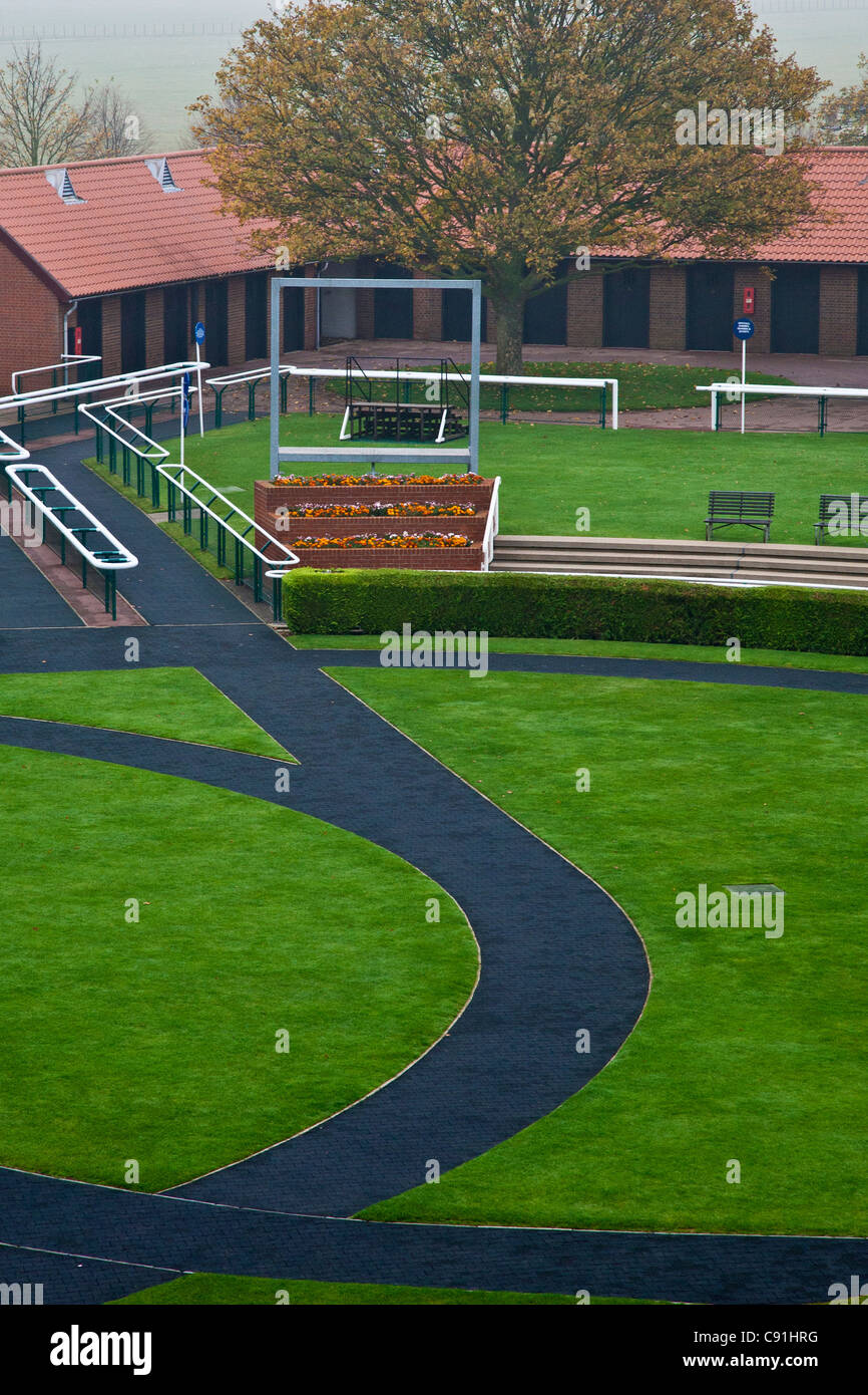 November in Newmarket Racecourse mit leeren Parade Ring Stockfoto