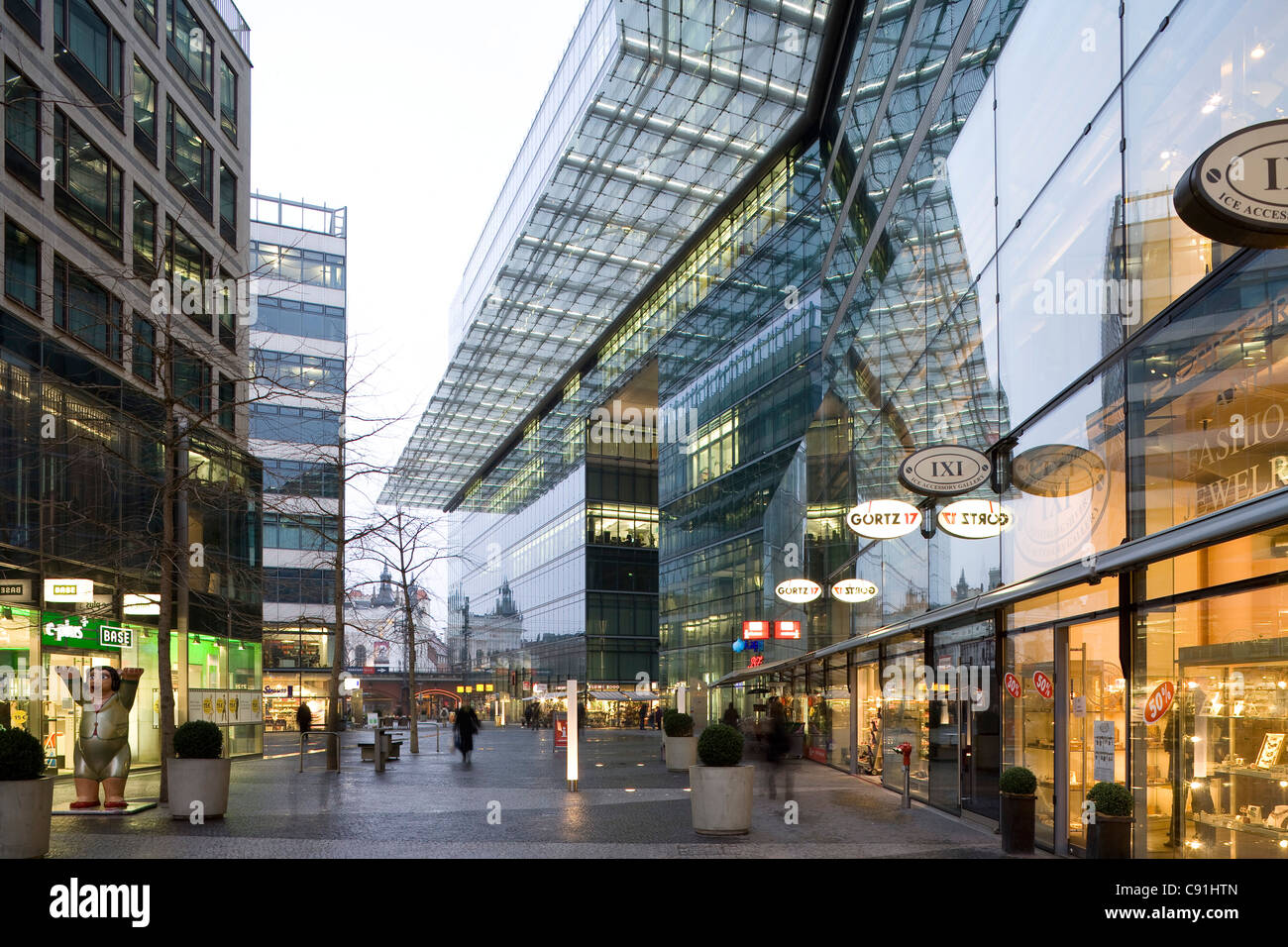 Geschäfte hinter Glasfassaden, Neues Kranzler Eck, Berlin-Charlottenburg, Berlin, Deutschland, Europa Stockfoto