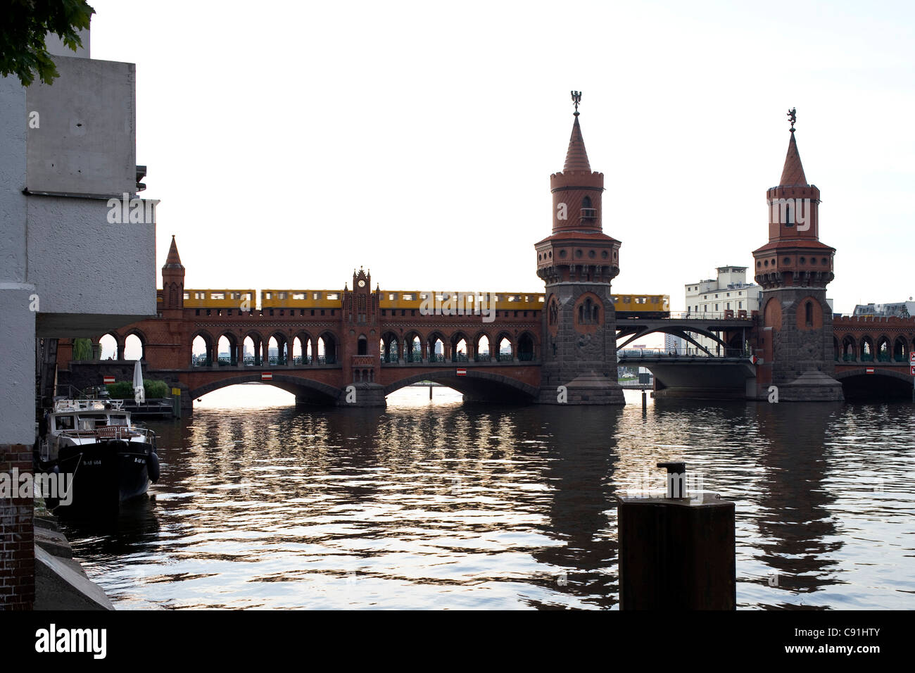 Oberbaumbruecke ehemaligen Grenzübergang zwischen Ost- und West-Berlin zwischen Kreuzberg und Friedrichshain Berlin Deutschland Europa Stockfoto