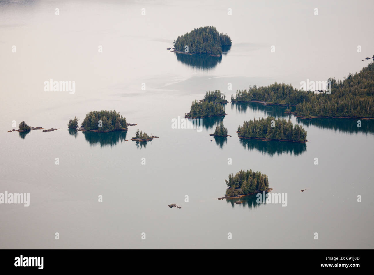 Luftaufnahme von kleinen Inseln in der Nähe von Siwash Bay, Unakwik Inlet, Prince William Sound, Alaska Yunan, Sommer Stockfoto