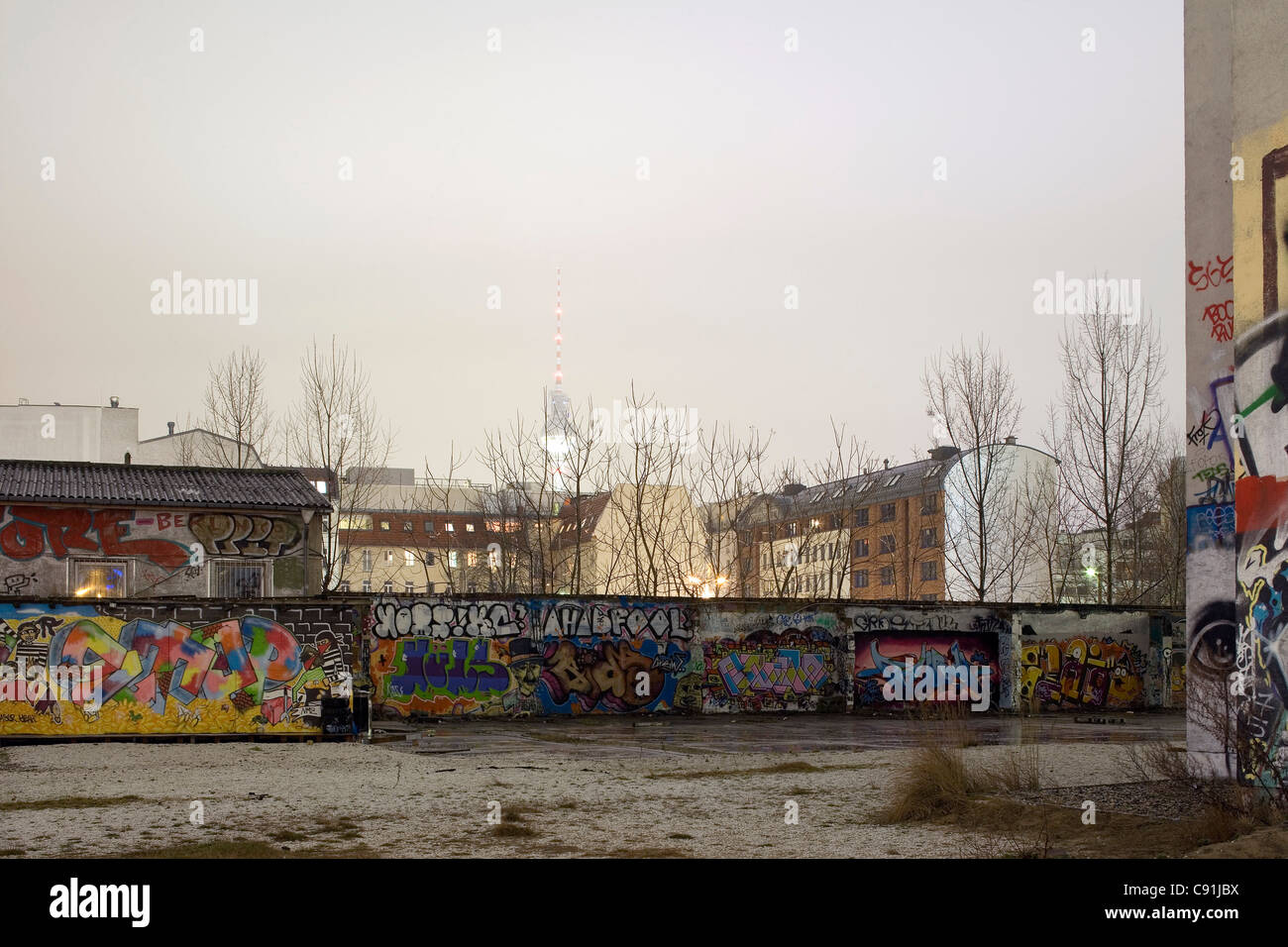 Ein Hinterhof in Berlin mit Graffiti, Berlin-Mitte, Berlin, Deutschland, Europa Stockfoto