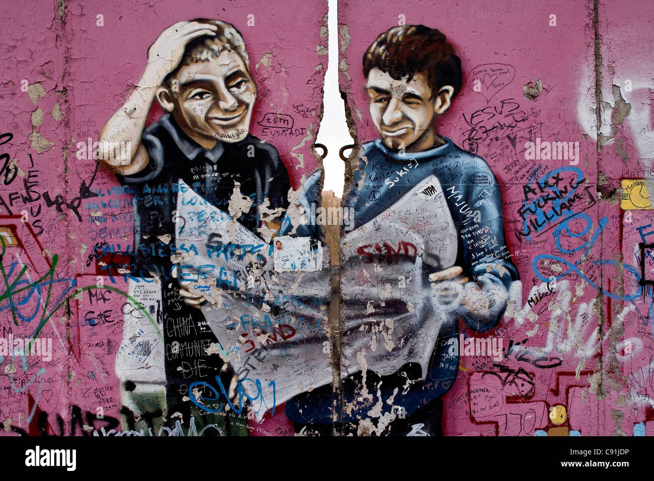 East Side Gallery besteht aus Gemälden von Künstlern aus aller Welt auf der Ostseite der Berliner Mauer Muehlenst gemalt Stockfoto