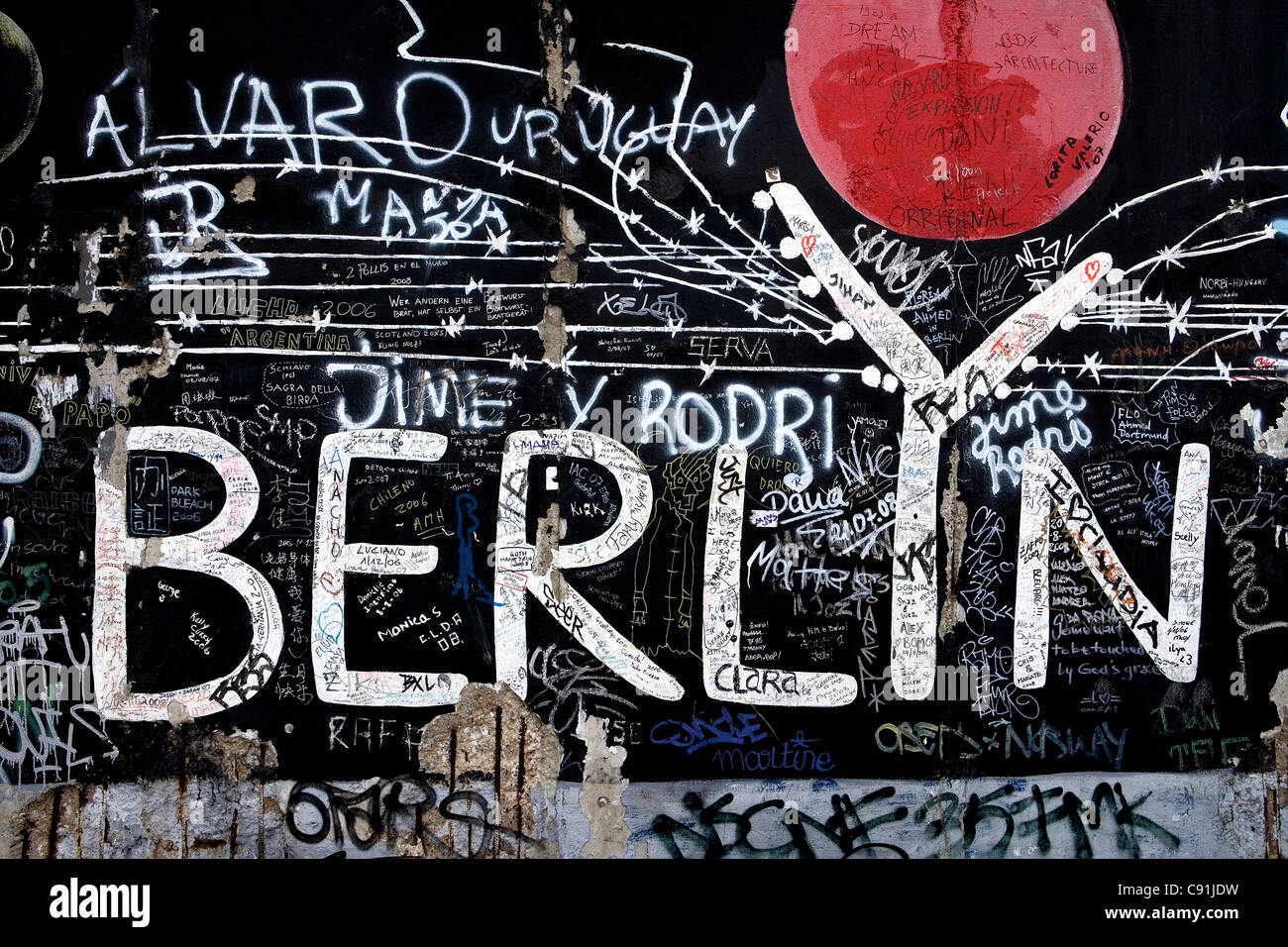 East Side Gallery besteht aus Gemälden von Künstlern aus aller Welt auf der Ostseite der Berliner Mauer Muehlenst gemalt Stockfoto