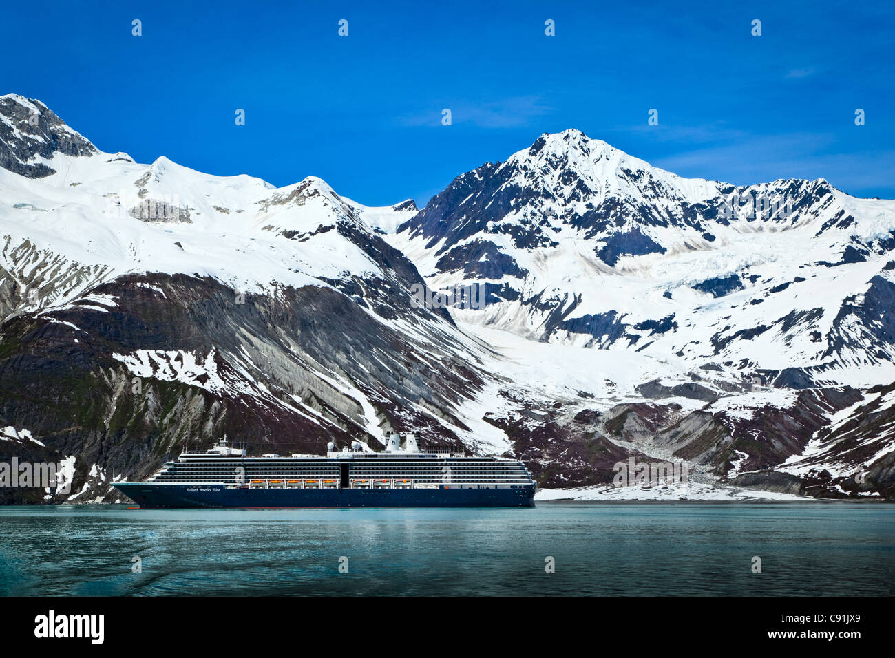 Holland America cruise Schiff auf Johns Hopkins Gletscher, Glacier Bay Nationalpark, Alaska Stockfoto