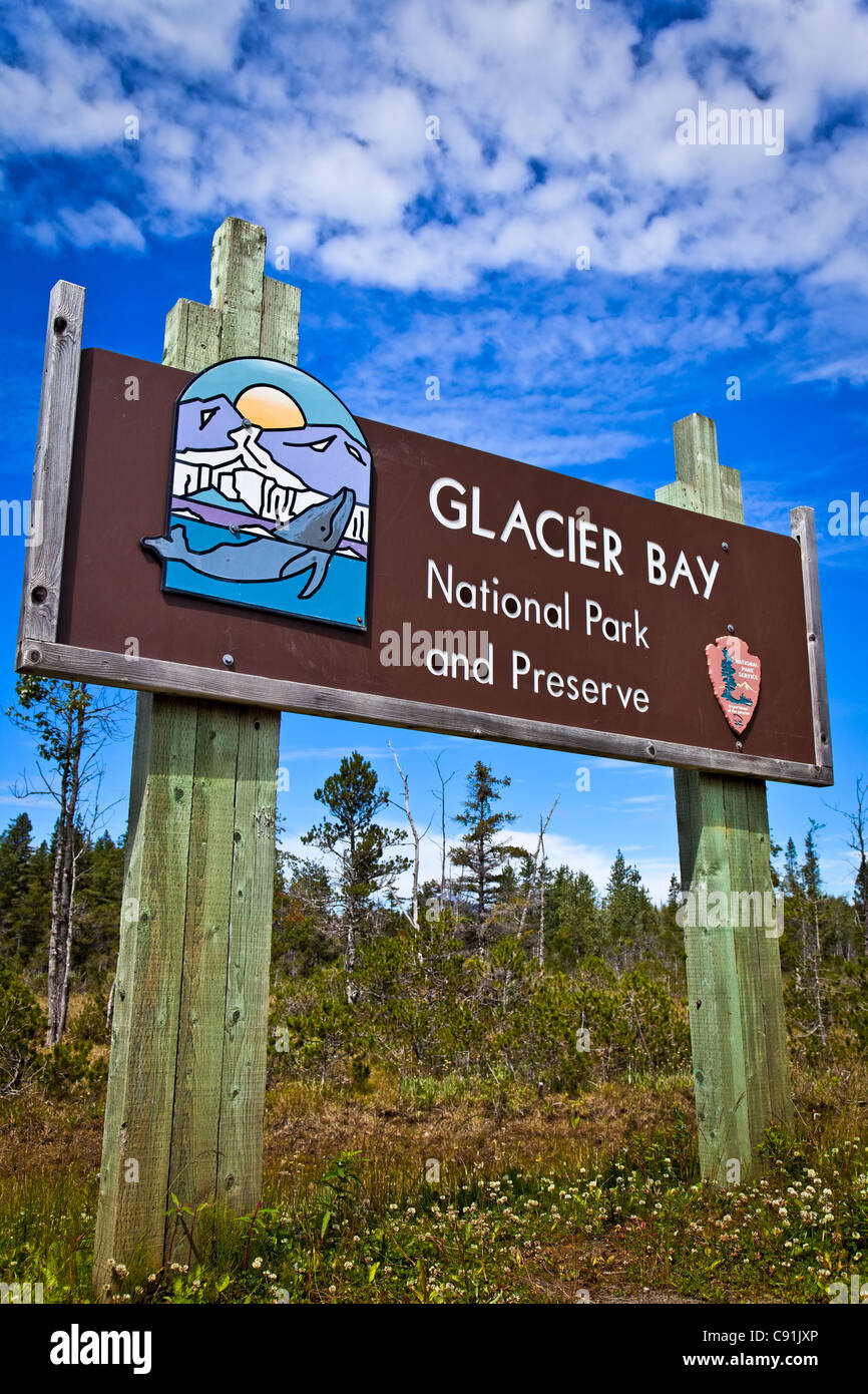 Nahaufnahme von Willkommensschild der Glacier Bay Nationalpark & Preserve, südöstlichen Alaska, Sommer Stockfoto