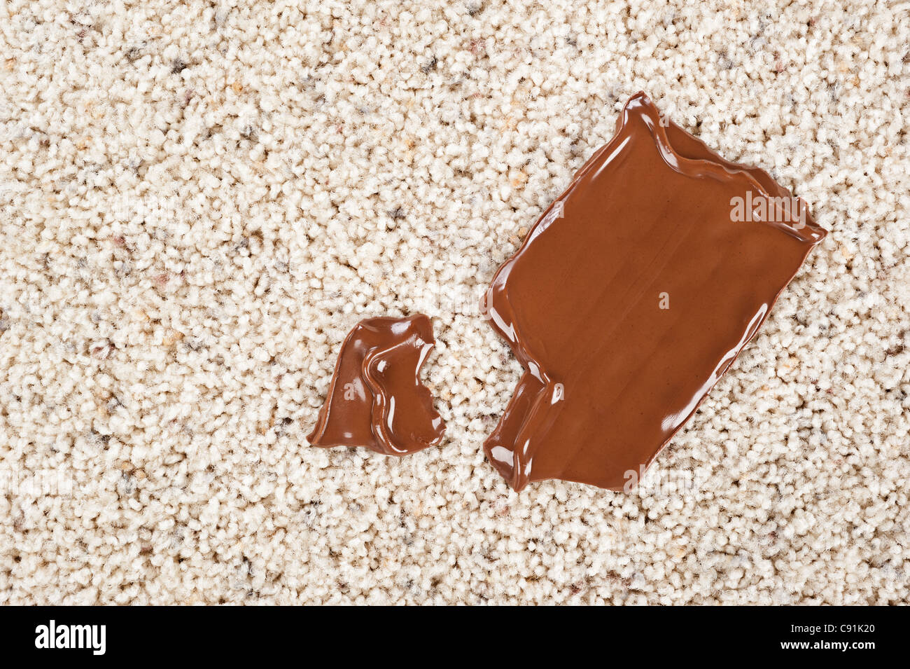 Ein schmelzende Schokolade Schokoriegel fiel auf einen neuen Teppichboden. Stockfoto