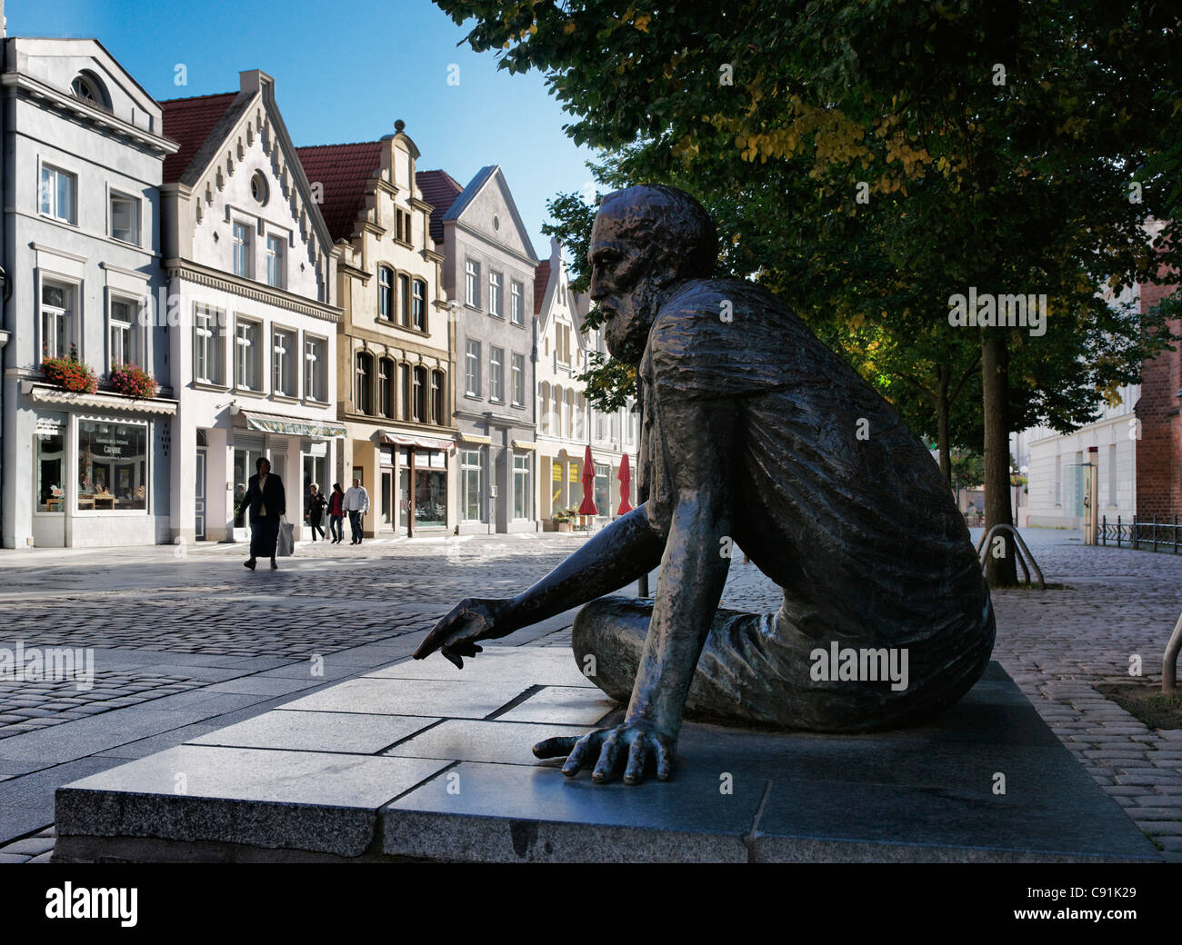 Barlach Skulptur auf der Markt, Güstrow, Mecklenburg-Western Pomerania, Deutschland Stockfoto