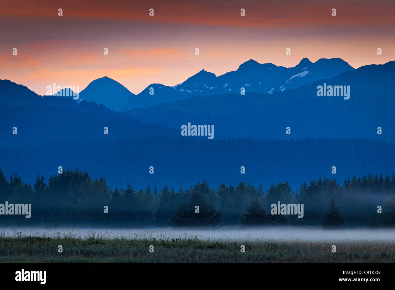 Malerische Landschaft der Berge bei Sonnenaufgang und Nebel über dem Boden, Glacier Bay Nationalpark & Preserve, Alaska Stockfoto