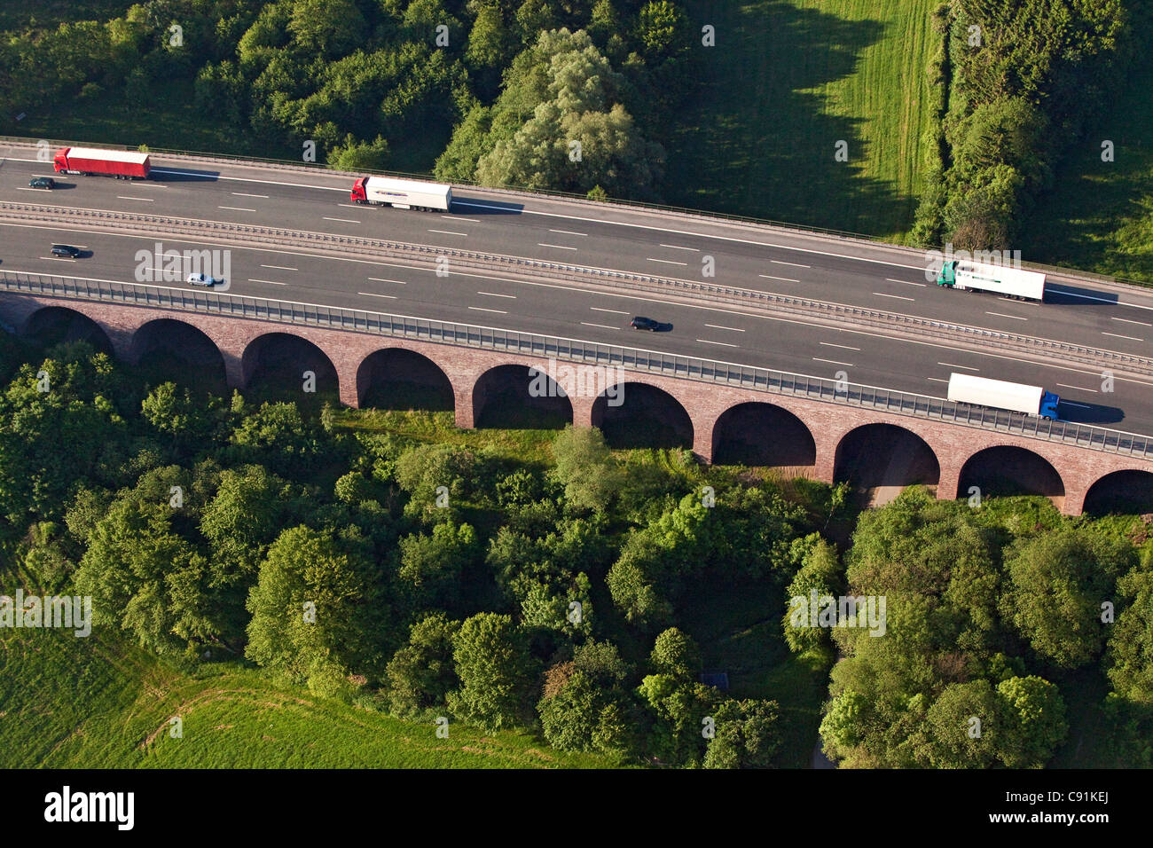 Luftaufnahme von einer deutschen Autobahn Bridge bei Autobahn A2, in der Nähe von Bueckeburg, Niedersachsen, Deutschland Stockfoto