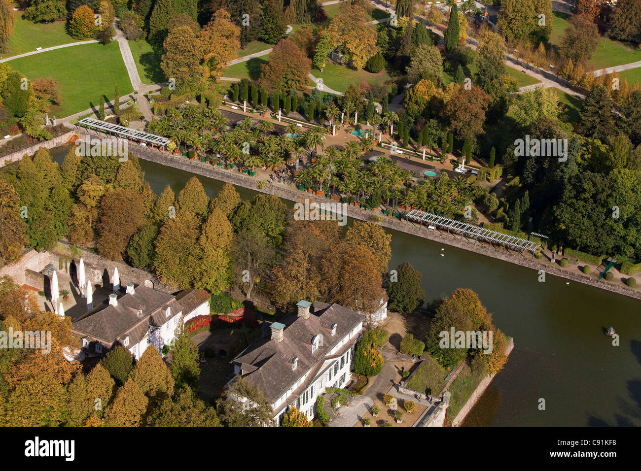 Luftaufnahme von Bad Pyrmont-Schloss und Schlossgarten, Wassergraben und Palmen Garten, untere Sachsen, Deutschland Stockfoto