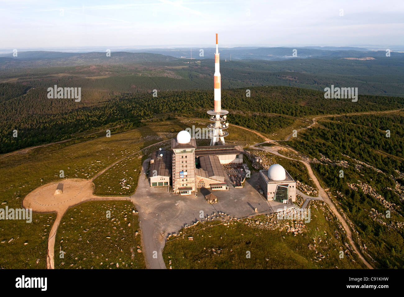 Luftaufnahme über dem Brocken Berg im Nationalpark Harz mit Funksender, Sachsen-Anhalt, Deutschland Stockfoto