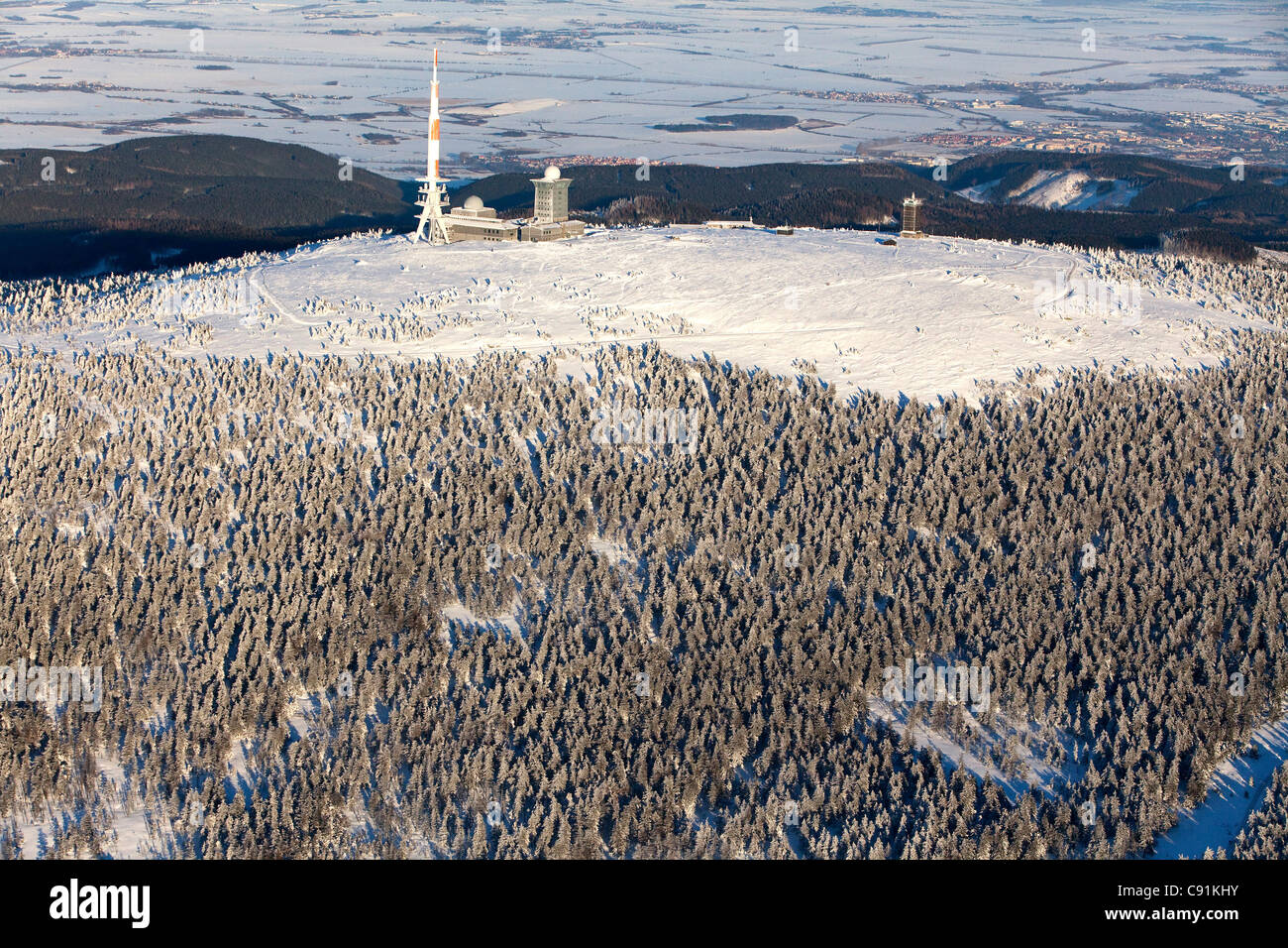 Luftaufnahme über dem Schnee bedeckt Brocken Berg im Nationalpark Harz, Senderstandort, Sachsen-Anhalt, Deutschland Stockfoto