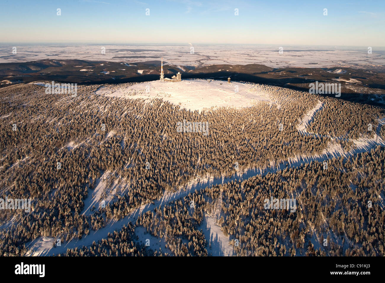 Luftaufnahme über dem Schnee bedeckt Brocken Berg im Nationalpark Harz mit Senderstandort, Sachsen-Anhalt, Deutschland Stockfoto