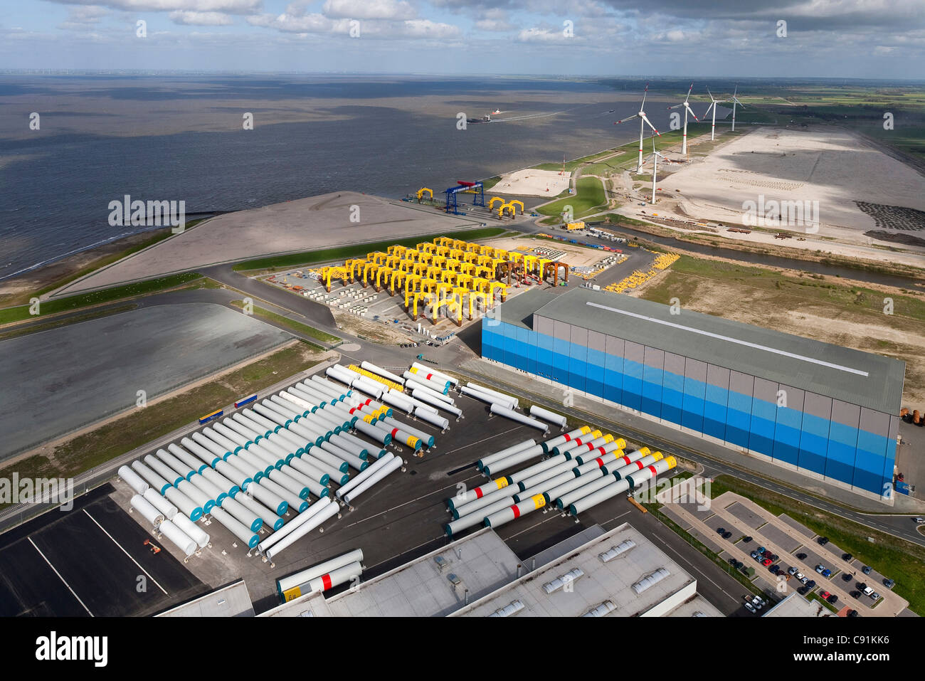 Luftaufnahme von Gründungsstrukturen für Offshore-Windenergieanlagen im Hafen von Cuxhaven, Niedersachsen, Deutschland Stockfoto
