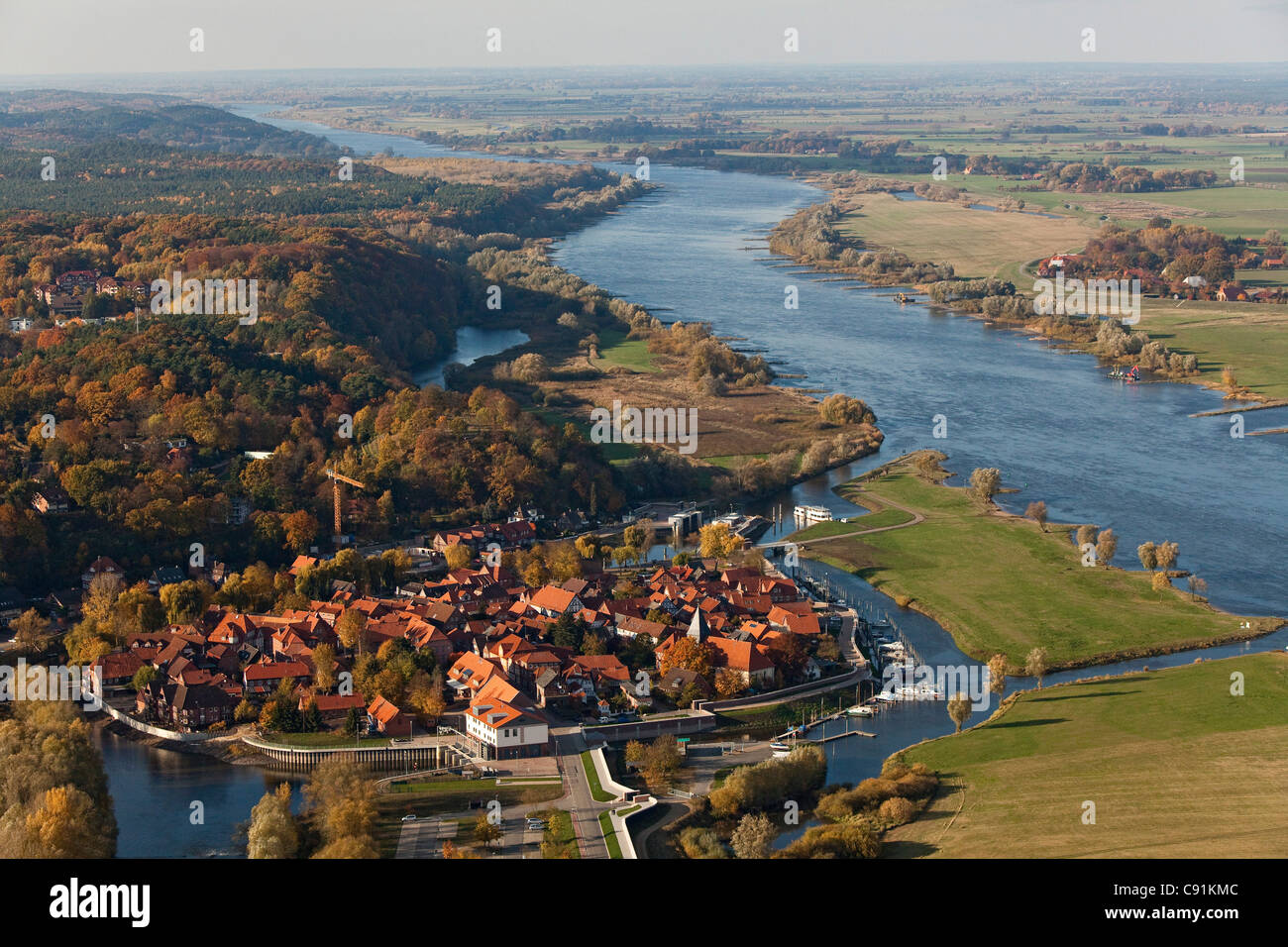 Luftaufnahme der Stadt Hitzacker an der Kreuzung des Flusses Sperrwerks entlang der oberen Elbe River Hitzacker niedriger Sachsen Keim Stockfoto